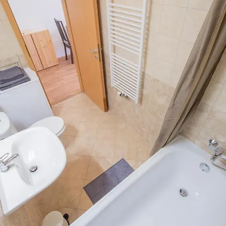 Corvin Modern With Ac, Parking Apartment