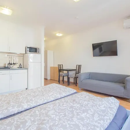 Corvin Modern With Ac, Parking