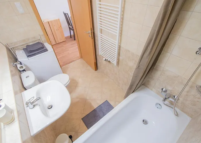 Corvin Modern With Ac, Parking شقة