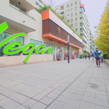 Διαμέρισμα Corvin Modern With Ac, Parking *